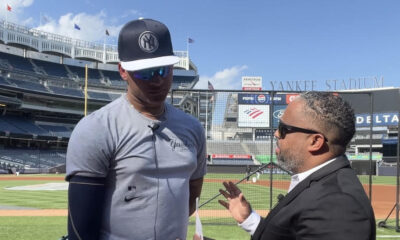 Luis Gil lanzador de los Yankees conversa con el periodista Moisés Fabian