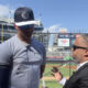 Luis Gil lanzador de los Yankees conversa con el periodista Moisés Fabian