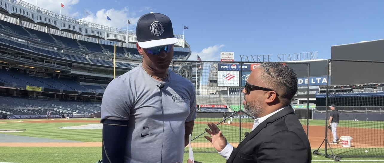 Luis Gil lanzador de los Yankees conversa con el periodista Moisés Fabian