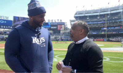 Moises Fabian converso con Yandy Diaz en el Yankee Stadium
