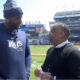 Moises Fabian converso con Yandy Diaz en el Yankee Stadium