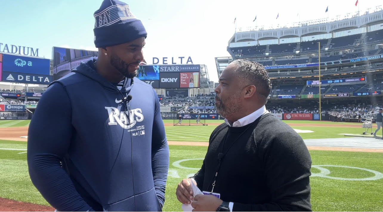 Moises Fabian converso con Yandy Diaz en el Yankee Stadium