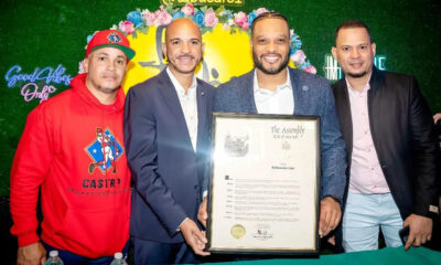 El asambleísta Manny de los Santos, Distrito 72, entrega una proclama al pelotero Robinson Canó, como reconocimiento a su labor profesional. A la izquierda el ex-pelotero Bernie Castro y a la derecha Jansy Infante, propietario de Tabú Restaurante. Foto: Elvis Francisco (La Marca).
