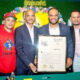 El asambleísta Manny de los Santos, Distrito 72, entrega una proclama al pelotero Robinson Canó, como reconocimiento a su labor profesional. A la izquierda el ex-pelotero Bernie Castro y a la derecha Jansy Infante, propietario de Tabú Restaurante. Foto: Elvis Francisco (La Marca).