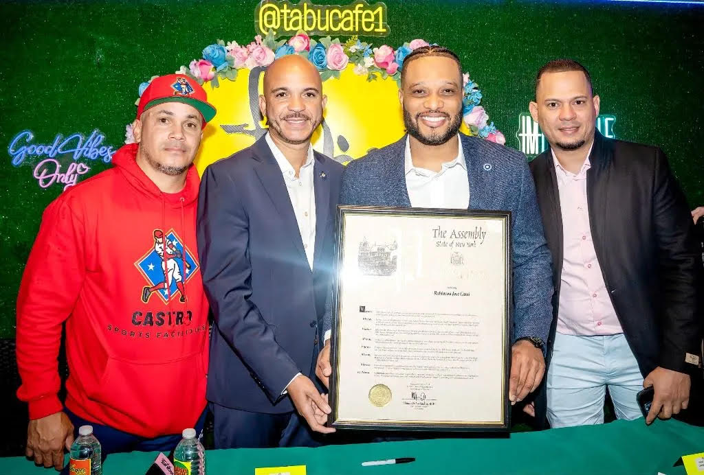 El asambleísta Manny de los Santos, Distrito 72, entrega una proclama al pelotero Robinson Canó, como reconocimiento a su labor profesional. A la izquierda el ex-pelotero Bernie Castro y a la derecha Jansy Infante, propietario de Tabú Restaurante. Foto: Elvis Francisco (La Marca).