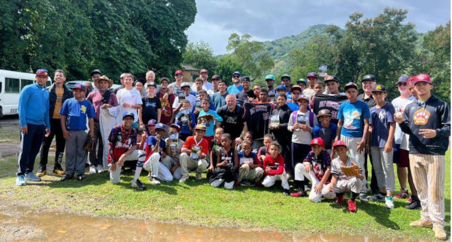 Score International y Sports Dreams Foundation DR-USA Se Unen Para Ofrecer Clínica de Béisbol, Donar Útiles Deportivos y Compartir la Palabra de Dios con los Jóvenes en Bonao